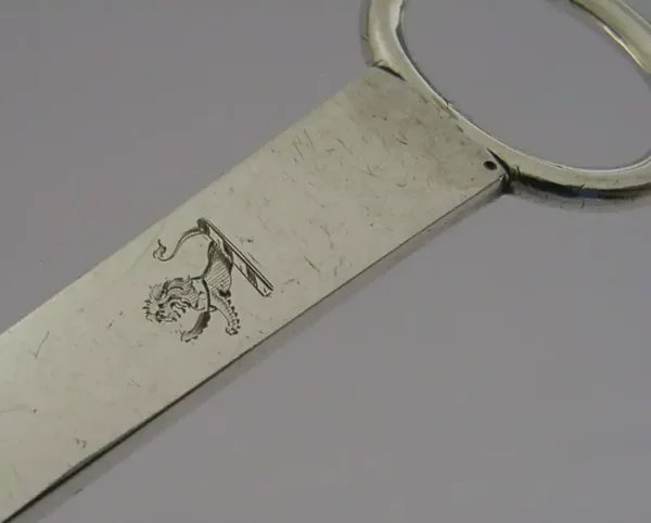 RARE NEWCASTLE STERLING SILVER DAVIDGE FAMILY CRESTED SKEWER c1750 ANTIQUE