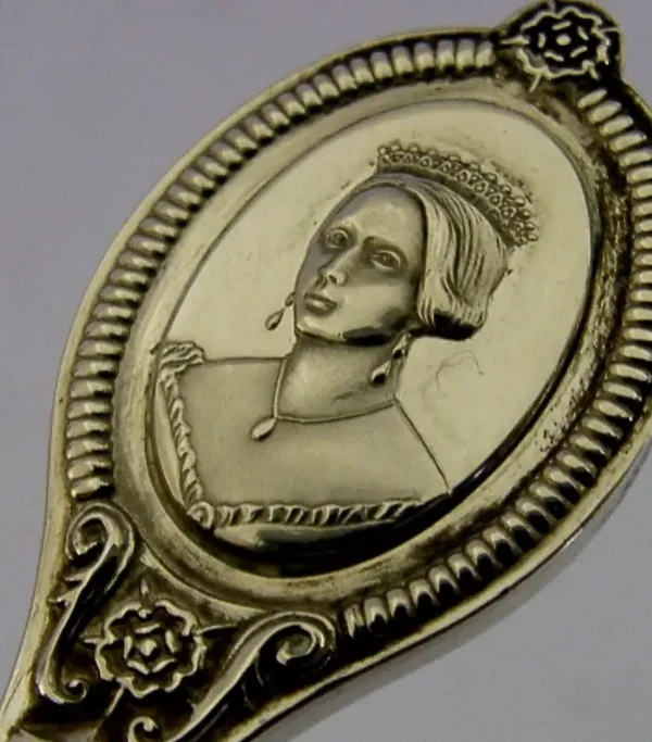 QUALITY SOLID STERLING SILVER QUEEN VICTORIA SPOON 1977 ROYAL 24g