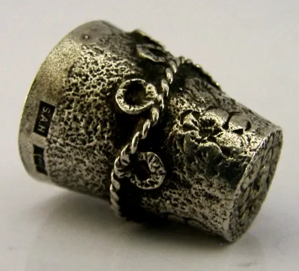 UNUSUAL CAST ENGLISH SOLID STERLING SILVER SEWING THIMBLE 1975