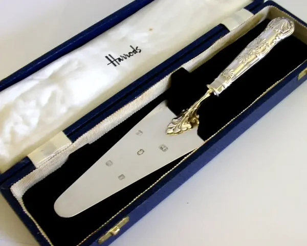 LARGE HARRODS STERLING SILVER ROYAL SILVER JUBILEE CAKE SERVER 1977 CASED 178g