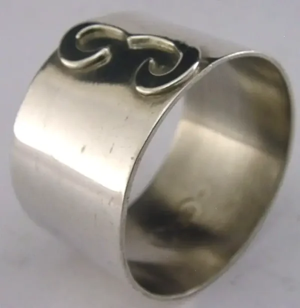 HAND MADE MODERNIST SOLID STERLING SILVER 'E' or '3' NAPKIN RING 1983 ENGLISH