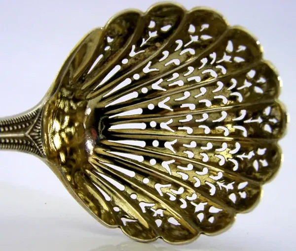 QUALITY VICTORIAN ANTIQUE STERLING SILVER SUGAR SIFTER SPOON 1877 ENGLISH 38g