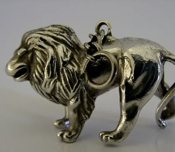 UNUSUAL SOLID STERLING SILVER LION ANIMAL FIGURE PENDANT 1973 LONDON