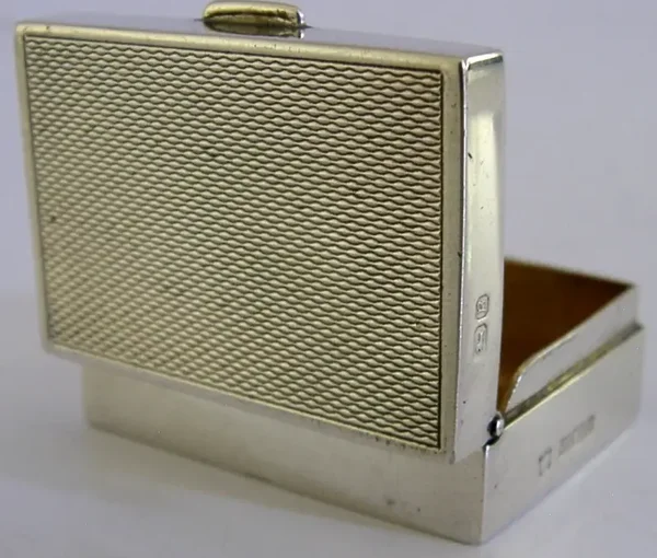 STYLISH SOLID STERLING SILVER ENGINE TURNED BOX 1976