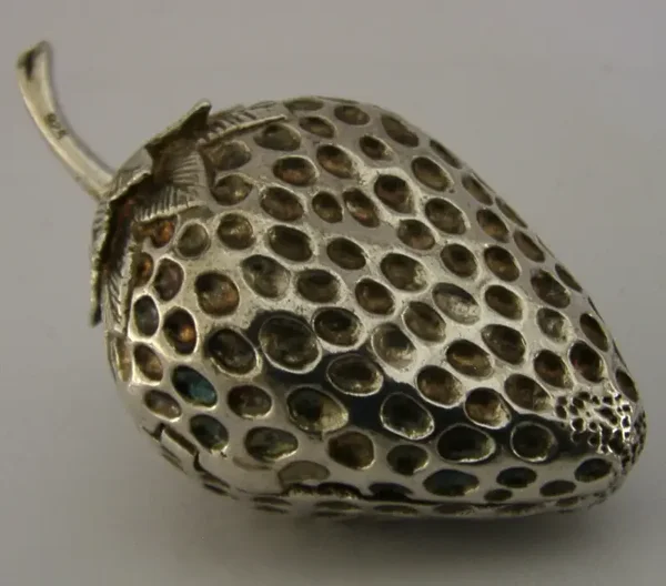 SUPERB NOVELTY SOLID STERLING SILVER STRAWBERRY BOX c1990 24g