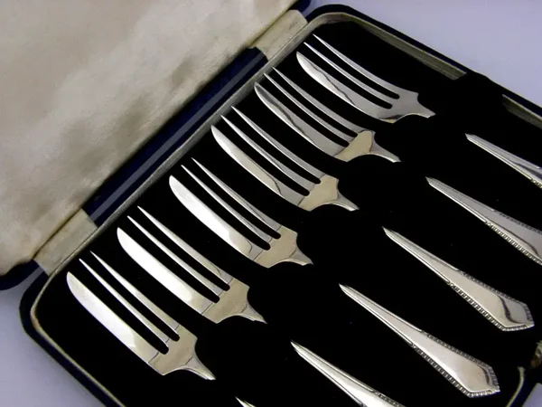 SIX CASED STERLING SILVER CAKE PASTRY FORKS 1929 84g ENGLISH