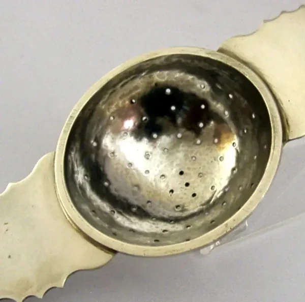 LARGE HAMMERED STERLING SILVER LEMON JUICE PUNCH TEA STRAINER 6.5inch 70g 1974
