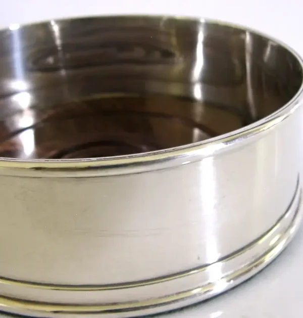 WELL MADE HEAVY 214g ENGLISH STERLING SILVER WINE BOTTLE COASTER 1997 BARWARE