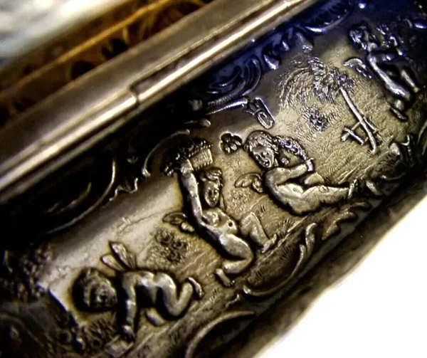STUNNING SOLID SILVER TABLE SNUFF TRINKET BOX 1901 ANTIQUE 88g