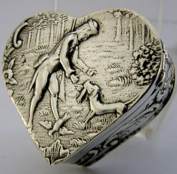 PRETTY ANTIQUE STERLING SILVER HUNTNG SHOOTING DOG LOVE HEART BOX 1898 ANTIQUE