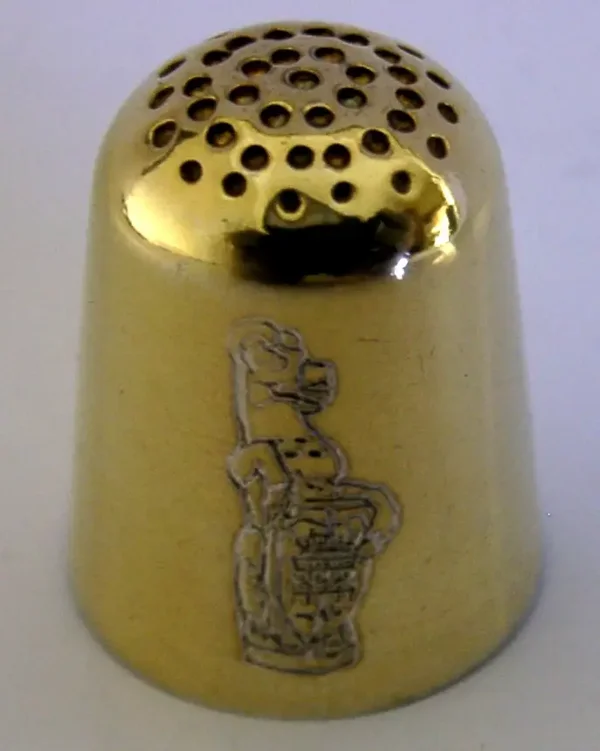 SCOTTISH STERLING SILVER GILT QUEENS BEAST THIMBLE 1986 SEWING NEEDLEWORK