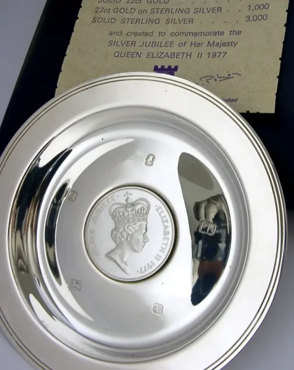 120g ENGLISH STERLING SILVER ROYALTY SILVER JUBILEE PLATE 1977 CASED