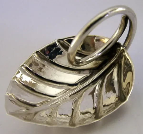 ENGLISH SOLID STERLING SILVER LEAF CADDY SPOON 1965 A E JONES