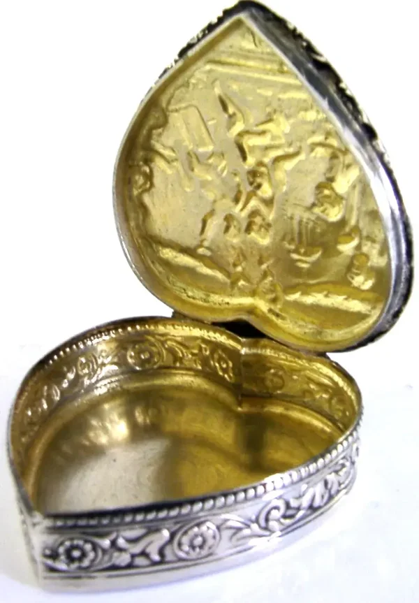 BEAUTIFUL SOLID SILVER LOVE HEART BOX c1900 ANTIQUE 30g CHERUBS