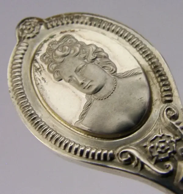 QUALITY SOLID STERLING SILVER QUEEN MARY II SPOON 1977 ROYAL 24g