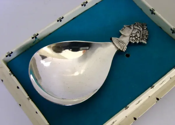BOXED ENGLISH STERLING SILVER QUEEN ELIZABETH CADDY SPOON 1977 ROYAL