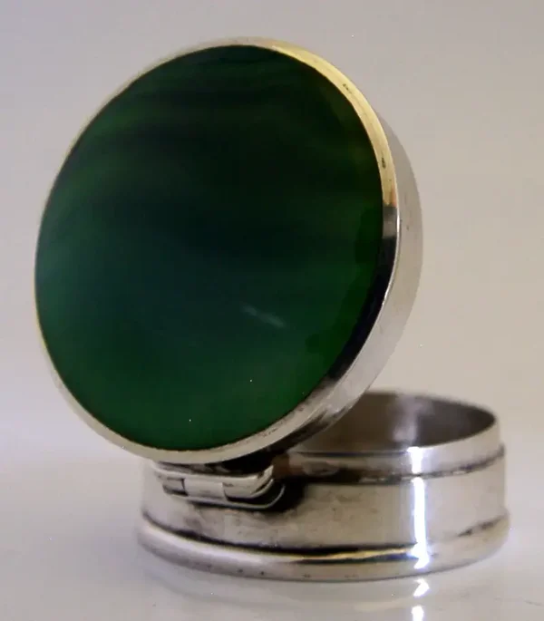 BEAUTIFUL SOLID STERLING SILVER GREEN AGATE BOX 2000 MINT DSW