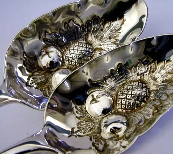 ENGLISH STERLING SILVER SMITH or SMYTH FAMILY CRESTED BERRY SERVING SPOONS 132g