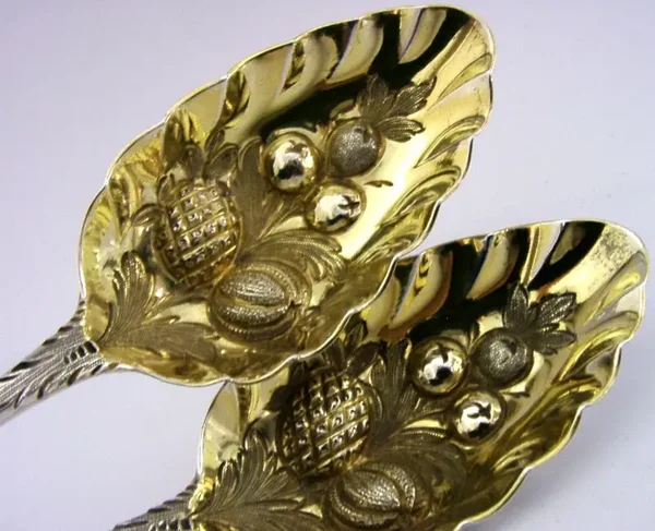 GEORGIAN STERLING SILVER FRENCH FAMILY CRESTED BERRY SERVING SPOONS 1803