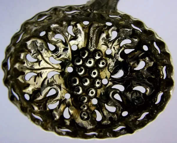 PRETTY GEORGIAN STERLING SILVER GRAPE VINE LEAF SUGAR SIFTER SPOON 1807 ANTIQUE