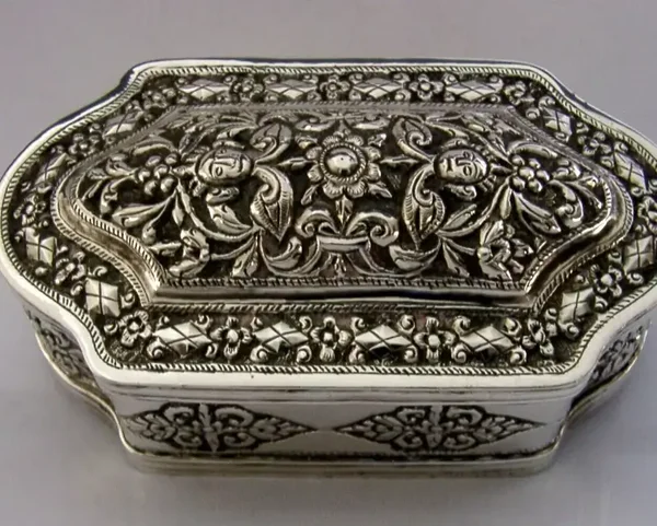 GOOD SIZE 132g INDIAN CEYLON SOLID SILVER TABLE BOX c1900 ANTIQUE