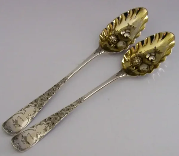 130g GEORGIAN STERLING SILVER CRESTED BERRY SERVING SPOONS c1770 ANTIQUE