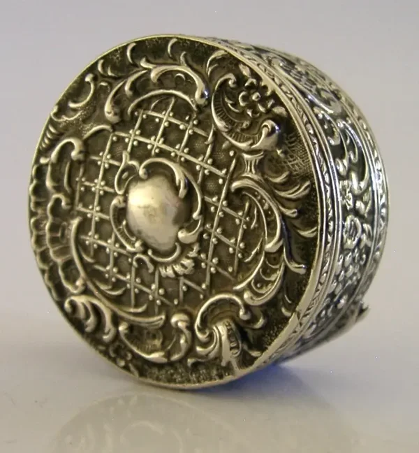 BEAUTIFUL FRENCH SOLID SILVER PILL TRINKET BOX c1900 ANTIQUE 16g