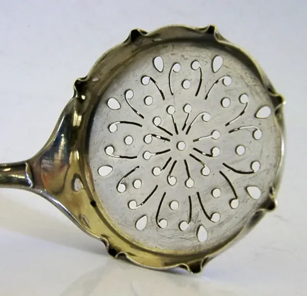 PRETTY ENGLISH SOLID STERLING SILVER SUGAR SIFTER SPOON 1924 ANTIQUE 22g