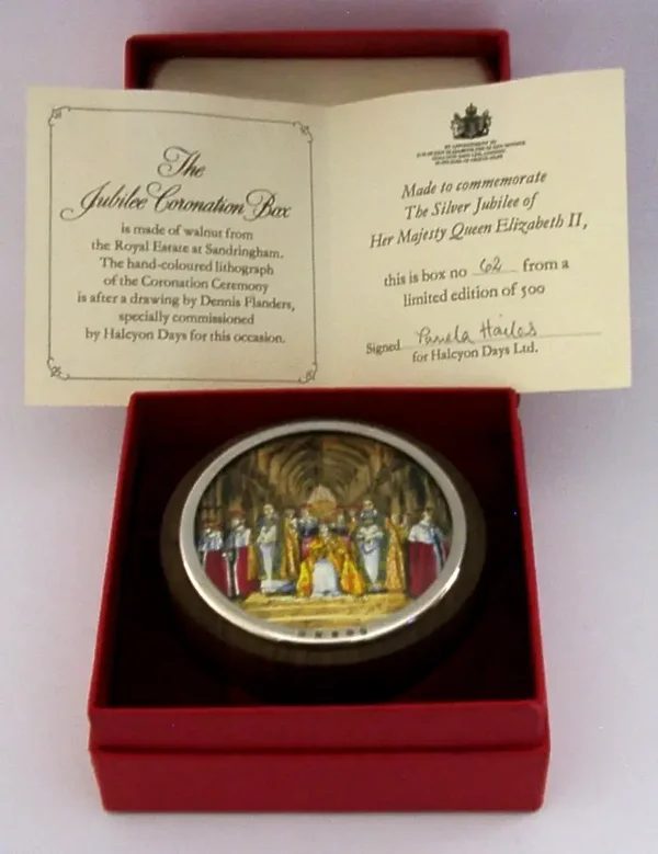 LARGE QUEEN ELIZABETH II STERLING SILVER COMMEMORATIVE BOX 1977 ROYALTY CASED