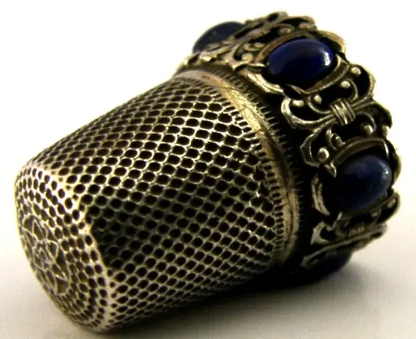 PRETTY SOLID SILVER BLUE HARDSTONE SET THIMBLE c1920 SEWING NEEDLEWORK