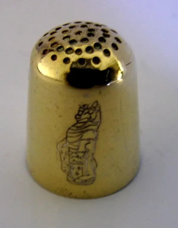 SCOTTISH STERLING SILVER GILT QUEENS BEAST THIMBLE 1986 SEWING NEEDLEWORK