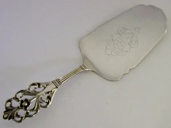 NORWEGIAN VIKING ROSE PATTERN 830 SOLID SILVER CAKE PIE SERVER c1960s NORWAY 40g