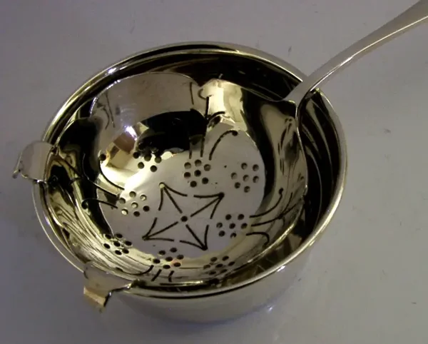 ENGLISH SOLID STERLING SILVER TEA STRAINER & DRIP BOWL STAND 1976 STYLISH 86g