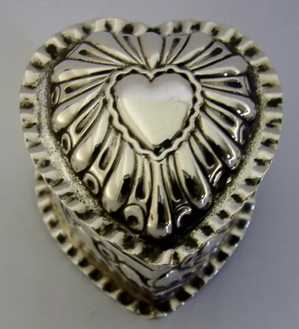 PRETTY VICTORIAN ENGLISH STERLING SILVER LOVE HEART BOX 1895 ANTIQUE 28g