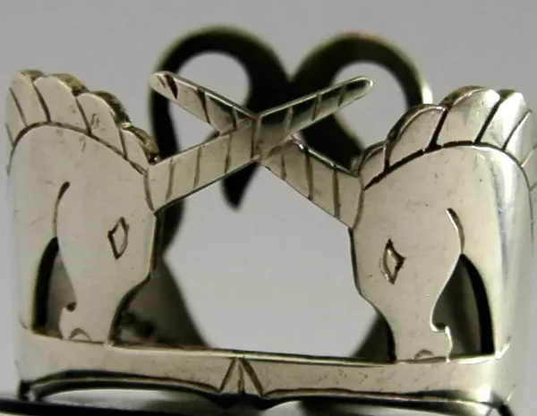 BEAUTIFUL ENGLISH SOLID STERLING SILVER UNICORNS NAPKIN RING 1982 ANIMAL