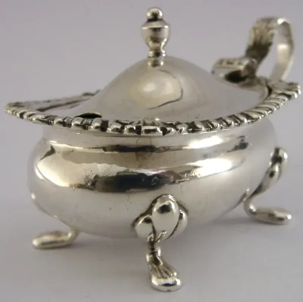 HEAVY ENGLISH STERLING SILVER BLUE GLASS LINED MUSTARD POT 1964 51g of silver
