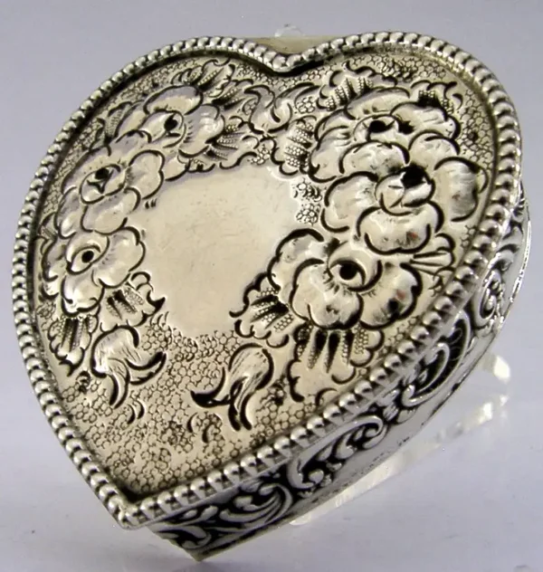 GOOD SIZE 50g STERLING SILVER LOVE HEART BOX 1982 FLOWERS ENGLISH