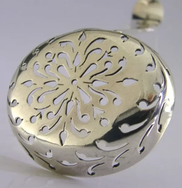ANTIQUE STERLING SILVER BROUN FAMILY CRESTED SUGAR SIFTER SPOON 1842 VICTORIAN