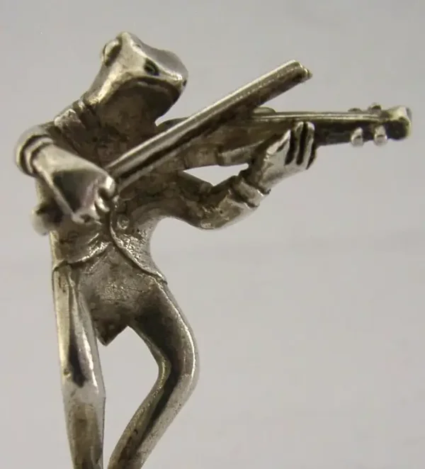 STERLING SILVER ANIMAL FROG PLAYING VIOLIN MENU HOLDER LONDON 1996 NOVELTY