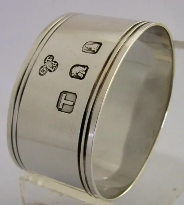 QUALITY ENGLISH SOLID BRITANNIA SILVER OVAL NAPKIN RING 1954 STYLISH 26g