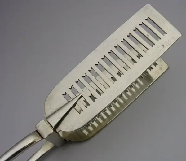 VICTORIAN WALKER FAMILY CRESTED STERLING SILVER SERVING TONGS 1885 ANTIQUE 160g