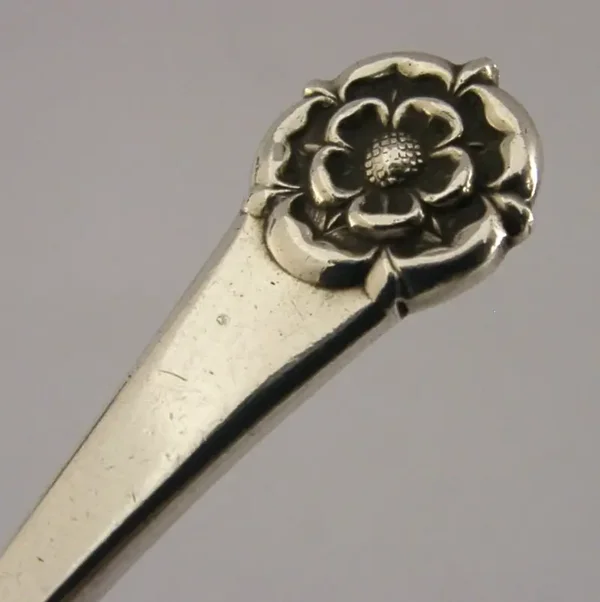 ANTIQUE TUDOR ROSE STERLING SILVER BUTTER SPREADER ANTIQUE 1927