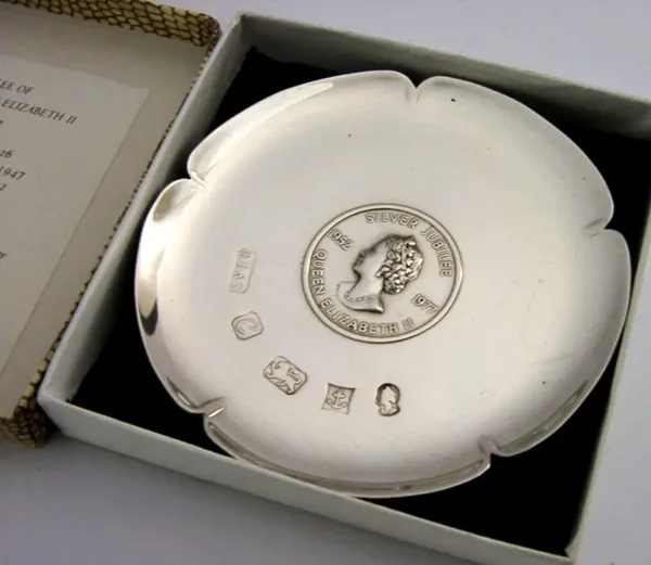 QUEEN ELIZABETH STERLING SILVER JUBILEE DISH 1977 BOXED