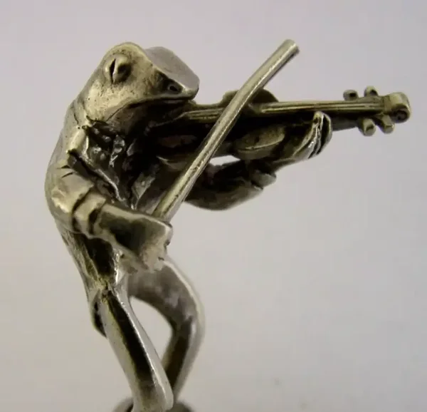 STERLING SILVER ANIMAL FROG PLAYING VIOLIN MENU HOLDER LONDON 1989 NOVELTY