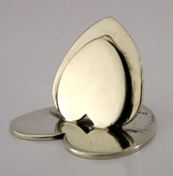SAMPSON MORDAN LOVE HEART STERLING SILVER MENU HOLDER PLACE MARKER 1905