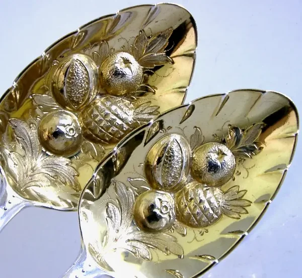 GEORGIAN STERLING SILVER FENWICK FAMILY CRESTED BERRY SERVING SPOONS 1815