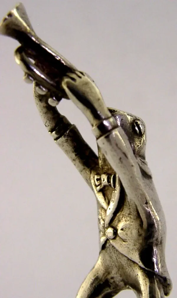 SOLID STERLING SILVER ANIMAL FROG TRUMPET PLAYER MENU HOLDER LONDON 1995