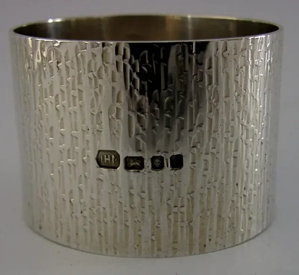 38g ENGLISH SOLID STERLING SILVER TEXTURED NAPKIN RING 1973 MID CENTURY MODERN