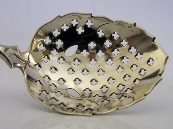 BEAUTIFUL DUTCH STRAWBERRY SHAPED SOLID SILVER SUGAR SIFTER SPOON 1910