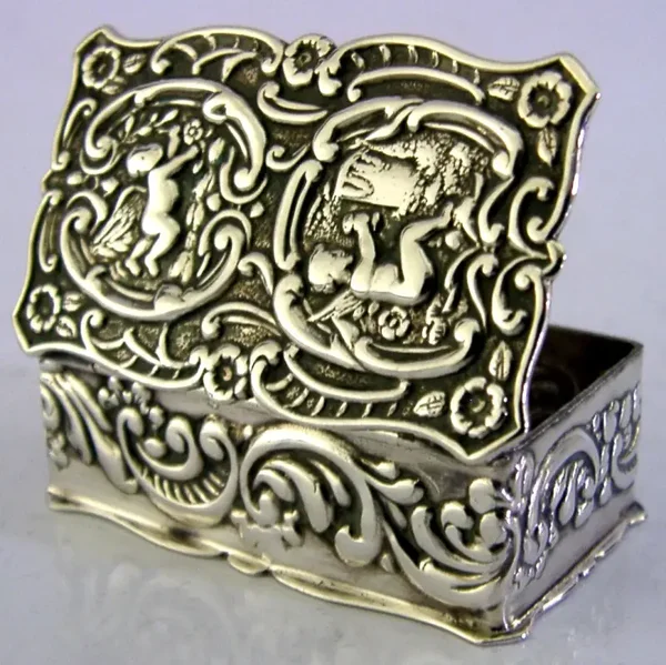 PRETTY ENGLISH STERLING SILVER CHERUB TRINKET PILL BOX 1978